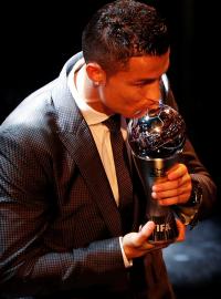 Cristiano Ronaldo s trofejí pro nejlepšího hráče
