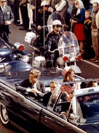 John. F. Kennedy se svou ženou minuty před atentátem