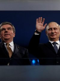 Prezident MOV Bach (vlevo) s ruským prezidentem Vladimirem Putinem a bobistou Zubovem (vpravo), který je jedním z potrestaných dopingových hříšníků