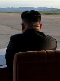 Severokorejský vůdce Kim Čong-un pozoruje start rakety. (Ilustrační snímek)