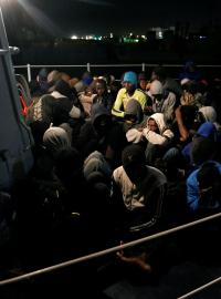 Uprchlíci na záchranné lodi poblíž libyjského města Tripolis. (Ilustrační snímek)