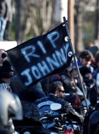Fanoušci zpěváka doprovází pohřební průvod výkřiky „Johnny! Johnny!“.