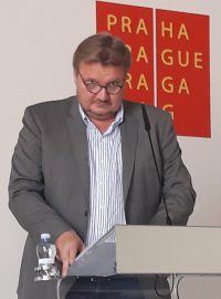 Radní Daniel Hodek z ČSSD a pověřený šéf pražských hřbitovů Karel Kobliha.