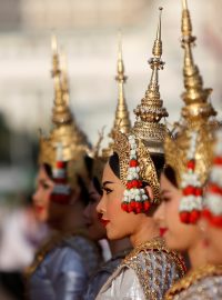 Kambodžské tanečnice během oslav výročí 39 let od pádu režimu Rudých Khmérů.