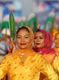 Kambodžské tanečnice během oslav výročí 39 let od pádu režimu Rudých Khmerů.