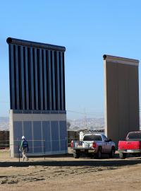 Tři z osmi prototypů zdi Donalda Trumpa vystavené podél americko-mexické hranice v San Diegu (archivní snímek z 23. října 2017).