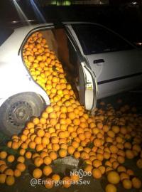 Policisté zažili silniční kontrolu, na kterou ještě dlouho nezapomenou. Na policisty ze španělské Sevilly se doslova vyvalily stovky pomerančů ukrytých v několika autech.