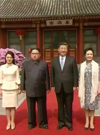 Vůdce KLDR Kim Čong-un a čínský prezident Si Ťin-pching s manželkami.