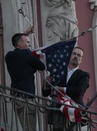 Zaměstnanci konzulátu v Petrohradu sundavají americkou vlajku