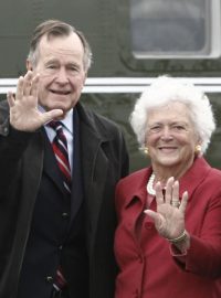 Bývalí američtí prezidenti George H. W. Bush a George W. Bush, mezi nimi bývalá první dáma USA Barbara Bushová na snímku z roku 2007.