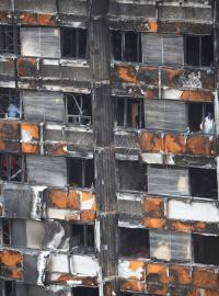 Dělníci uvnitř vyhořelých trosek Grenfell Tower (16. října 2017).