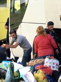 Uprchlíci vycházejí z autobusu v uprchlickém centru v Salakovci poblíž Mostaru (18. května 2018).