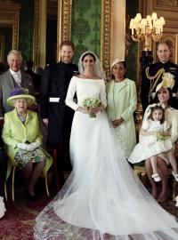 Snímky po svatbě Meghan Markleové a prince Harryho pořídil fotograf celebrit a módy Alexi Lubomirski v zeleném pokoji hradu Windsor.