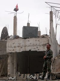 Voják syrské armády na předměstí Damašku
