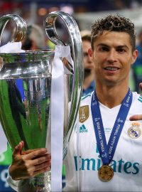 Hráč Realu Madrid Cristiano Ronaldo s trofejí pro vítěze Ligy mistrů