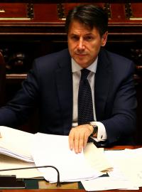 Nový italský premiér Giuseppe Conte při schvalování důvěry svého kabinetu.