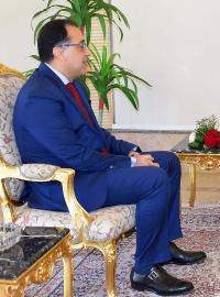 Egyptský premiér Abdal Fattáh Sísí (vpravo) ve čtvrtek jmenoval premiérem dosavadního ministra pro bydlení Mustafu Madbúlího
