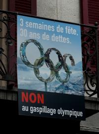 Plakát proti kandidatuře Sio na pořadatelství zimních olympijských her v roce 2026.