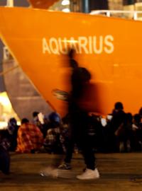 Imigranti před záchrannou lodí Aquarius (archivní foto)