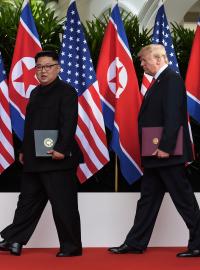 S deklarací v ruce: Kim Čong-un a Donald Trump před objektivy reportérů po podpisu společného prohlášení, výsledku dlouho očekávaného historického summitu v Singapuru.