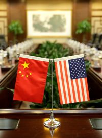 Čínská a americká vlajka na stole v Pekingu