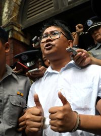 Dvaatřicetiletý novinář agentury Reuters Wa Lone odchází od barmského soudu se sedmiletým trestem.