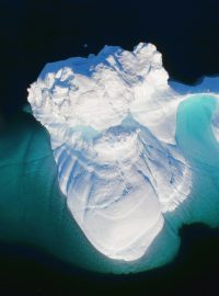 Ledovec poblíž Tasiilaqu na Grónsku