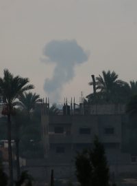 Stoupající kouř po izraelském útoku v Pásmu Gazy.