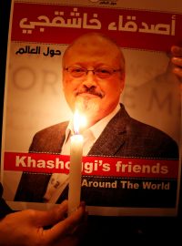 Plakát se zavražděným saúdskoarabským novinářem Džamálem Chášukdžím