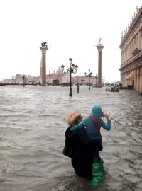 V Benátkách způsobil silný vítr v kombinaci se vzedmutou hladinou vody záplavy.