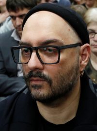 Ruský filmař a divadelník Kirill Serebrennikov u soudu v Moskvě (foto z roku 2018
