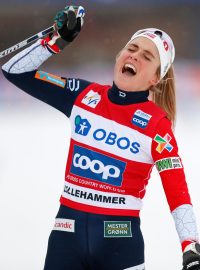 Norská lyžařka Therese Johaugová po návratu z dopingového trestu dál dominuje Světovému poháru