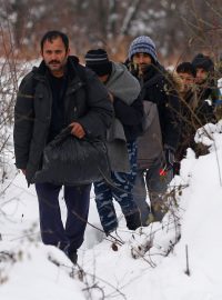 Skupinu migrantů při pokusu o překročení hranice s Chorvatskem nedaleko hory Plješivice zachytil fotograf agentury Reuters. Snímek pořídil 19. prosince 2018.