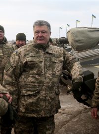 Ukrajinský prezident Petro Porošenko s vojáky
