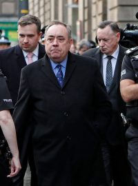 Bývalý první ministr Skotska Alex Salmond opouští soud v Edinburghu