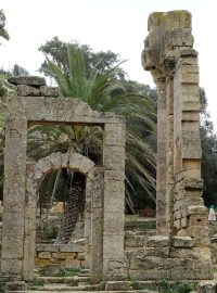 Ruiny antického města Kyréna v Libyii.