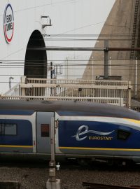 Vlak společnosti Eurostar při vjezdu do eurotunelu