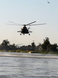 Helikoptéra irácké armády pátrá nad řekou Tigris po přeživších na místě kde se trajekt potopil