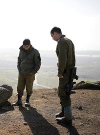 Izraelští vojáci na hoře Har Bental, která slouží jako pozorovací stanoviště v Golanských výšinách, které jsou částečně okupované Izraelem