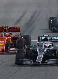 Lewis Hamilton vyhrál Velkou cenu Bahrajnu