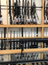 Zbraně v obchodu ve městě Christchurch, kde minulý měsíc zahynulo při teroristickém útoku ve dvou mešitách 50 lidí