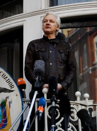 Julian Assange na balkoně ekvádorské ambasády v Londýně. (archivní foto)