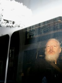 Policisté uvedli, že Assange zatkli na základě žádosti o vydání do USA a porušení podmínek kauce v Británii