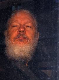 Londýnský soud Assange následně shledal vinným z porušení podmínek kauce