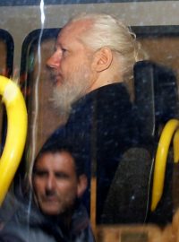 Zakladatel WikiLeaks Julian Assange v policejní dodávce