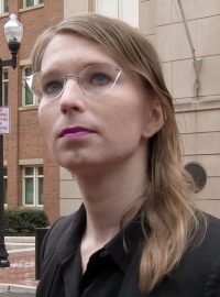 Analytik Manning byl zatčen v roce 2010 a ve vězení podstoupil změnu pohlaví a jména na Chelsea Manningová