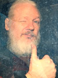 Ministerstvo spravedlnosti potvrdilo, že Assange byl zatčen na základě dohody o vydávání