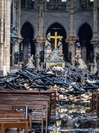 Katedrála Notre-Dame po ničivém požáru.