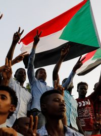 V Chartúmu ve čtvrtek lidé znovu demonstrovali. K budově ministerstva obrany přišly tisíce lidí žádajících předání moci civilistům