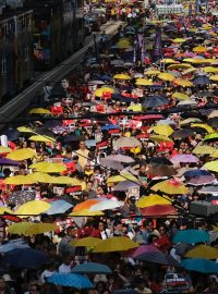 Symbolem protestního hnutí v Hongkongu se staly žluté deštníky.